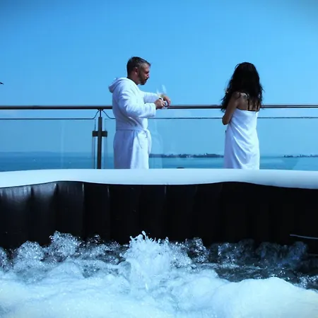 Happy Atelier Centro & Hotell Gardone Riviera